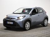 La Toyota C-HR est garée sur un sol à damier