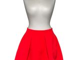 jupe rouge sur un mannequin au torse blanc