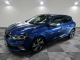 une voiture bleue garée dans un garage au sol en damier