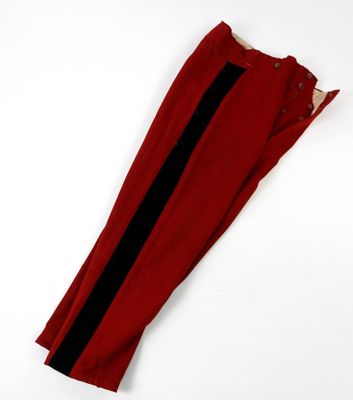 un pantalon rouge avec des rayures noires sur fond blanc
