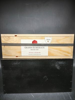 une boîte en bois portant une étiquette
