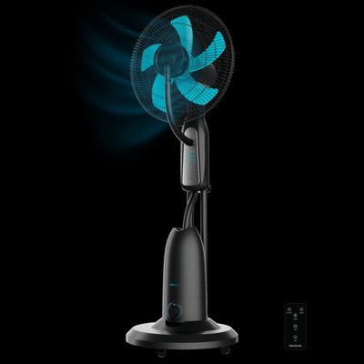 un ventilateur noir et bleu sur pied, avec une télécommande