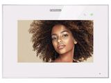 une photo d'une femme avec une coupe afro à l'écran