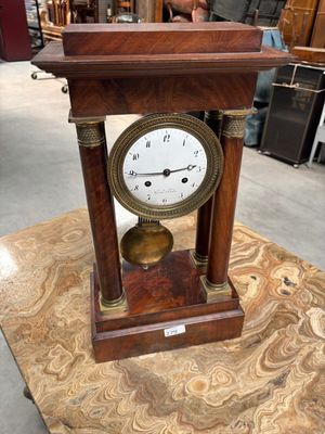 une horloge posée sur une table