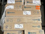 de nombreux cartons à l'arrière d'un camion, tout au fond du camion