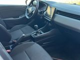 l'intérieur d'une voiture avec des sièges en cuir noir et un volant