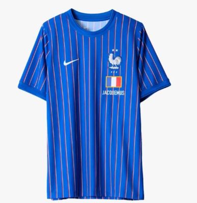 un t-shirt bleu à rayures blanches avec un logo de football sur la poitrine