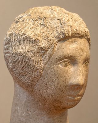 statue représentant la tête d'une femme coiffée d'un bonnet tricoté