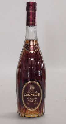 une bouteille de vin posée sur une table