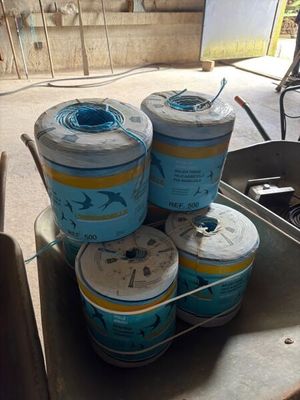 Plusieurs boîtes de conserve sont empilées les unes sur les autres sur une table