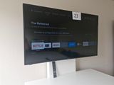 une télévision à écran plat accrochée au mur du salon