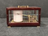 une vitrine en bois contenant une horloge