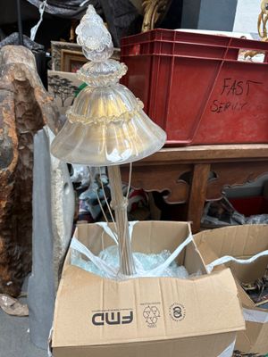 une boîte en carton sur laquelle est représentée la statue d'une femme en robe