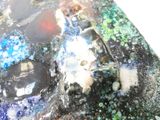 une photo en gros plan d'une œuvre d'art posée sur une table