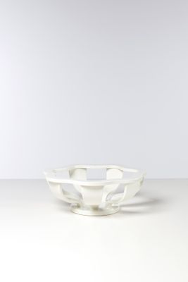 une photo d'un bol blanc posé sur une table