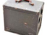 une vieille valise noire munie d'une poignée