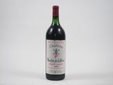 une bouteille de vin rouge posée sur une table blanche