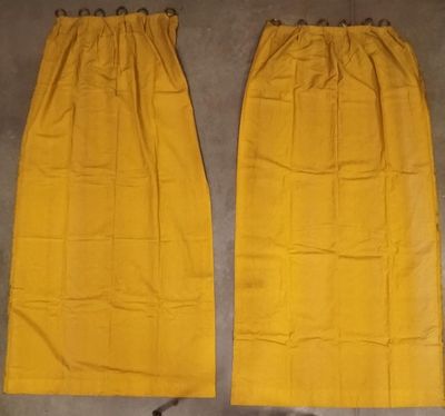 un pantalon jaune posé par terre