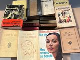 plusieurs livres sont empilés sur une table