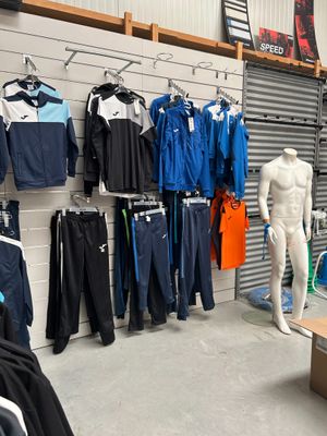 une vitrine de vêtements dans un magasin de sport, avec des mannequins