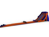 un toboggan aquatique gonflable orange et bleu sur fond blanc