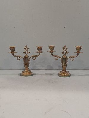 paire de candélabres anciens en laiton sur base en marbre