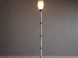 l'image d'une lampe posée sur une table