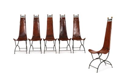 lot de six fauteuils en cuir avec des pieds en fer et une assise en cuir