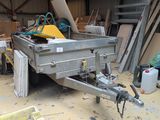 une photo montrant la construction d'une remorque dans un garage