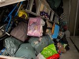 de nombreux sacs de bagages à l'arrière d'un camion