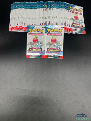 un gros plan sur une pile de cartes à collectionner Pokémon posée sur une table