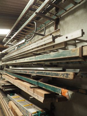 une grande quantité de bois d'œuvre dans un entrepôt