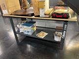 une table sur laquelle se trouvent de nombreux objets