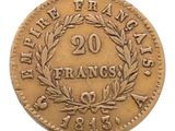 un gros plan d'une pièce de monnaie ornée d'une couronne