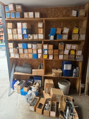 de nombreux cartons et boîtes sur les étagères du garage