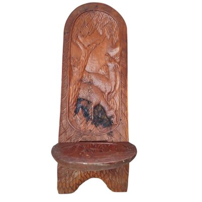 Chaise africaine en bois sculpté.