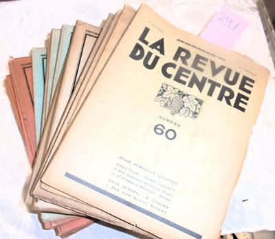 une pile de papiers posée sur une table