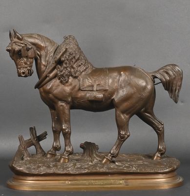 statue en bronze représentant un cheval sellé, posée sur un socle en bois