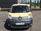 une petite camionnette jaune et grise garée sur un parking