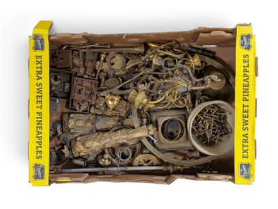 une boîte remplie d'objets variés, posée sur une surface blanche