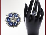 gros plan de la main d'une personne portant une bague