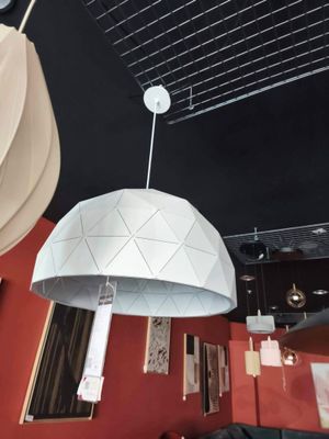 deux lampes suspendues au plafond dans une pièce