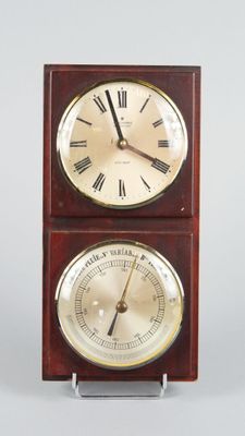 une horloge en bois avec des chiffres romains et un baromètre