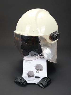 une image représentant un casque muni d'un serre-joint et de protections auditives