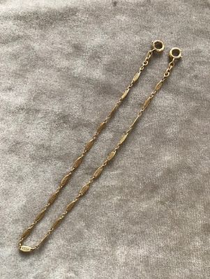 une paire de boucles d'oreilles plaquées or avec une longue chaîne