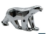 sculpture en métal argenté représentant un ours polaire sur fond blanc