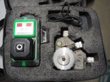 un appareil électronique vert et noir dans un étui noir