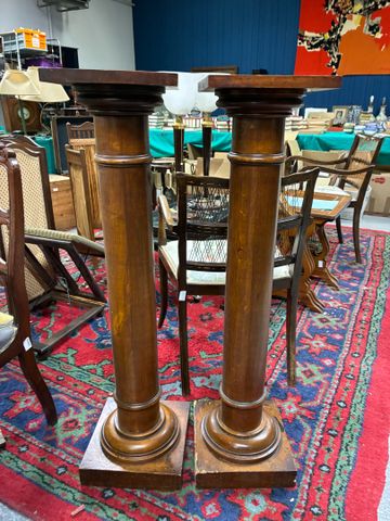 Paire de colonnes en bois, accrocs et usures au pieds. H 107 cm