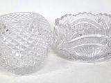 deux vases en verre posés sur une table