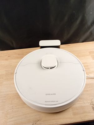 un robot blanc posé sur une table en bois